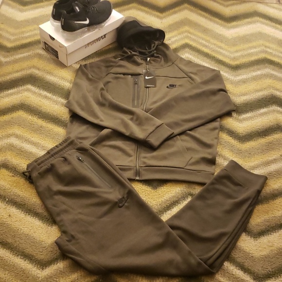olive green nike sweatsuit